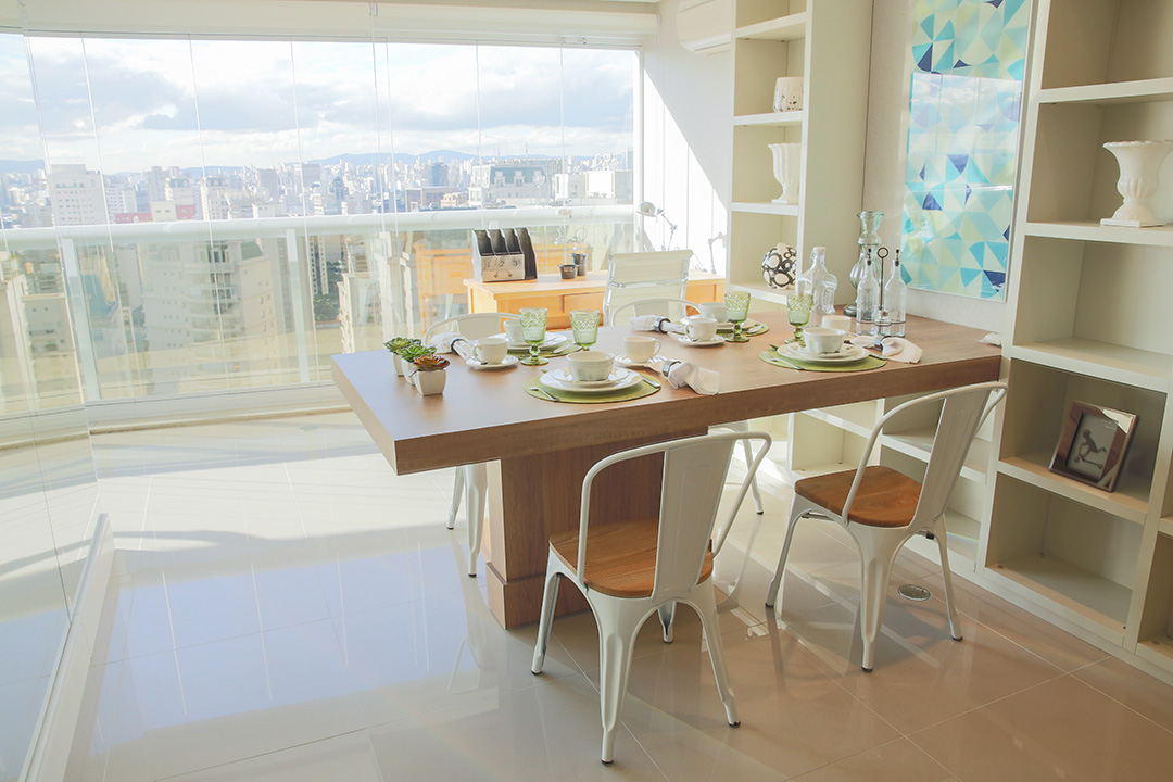 Imagem de uma sala de jantar de um apartamento com grande janela