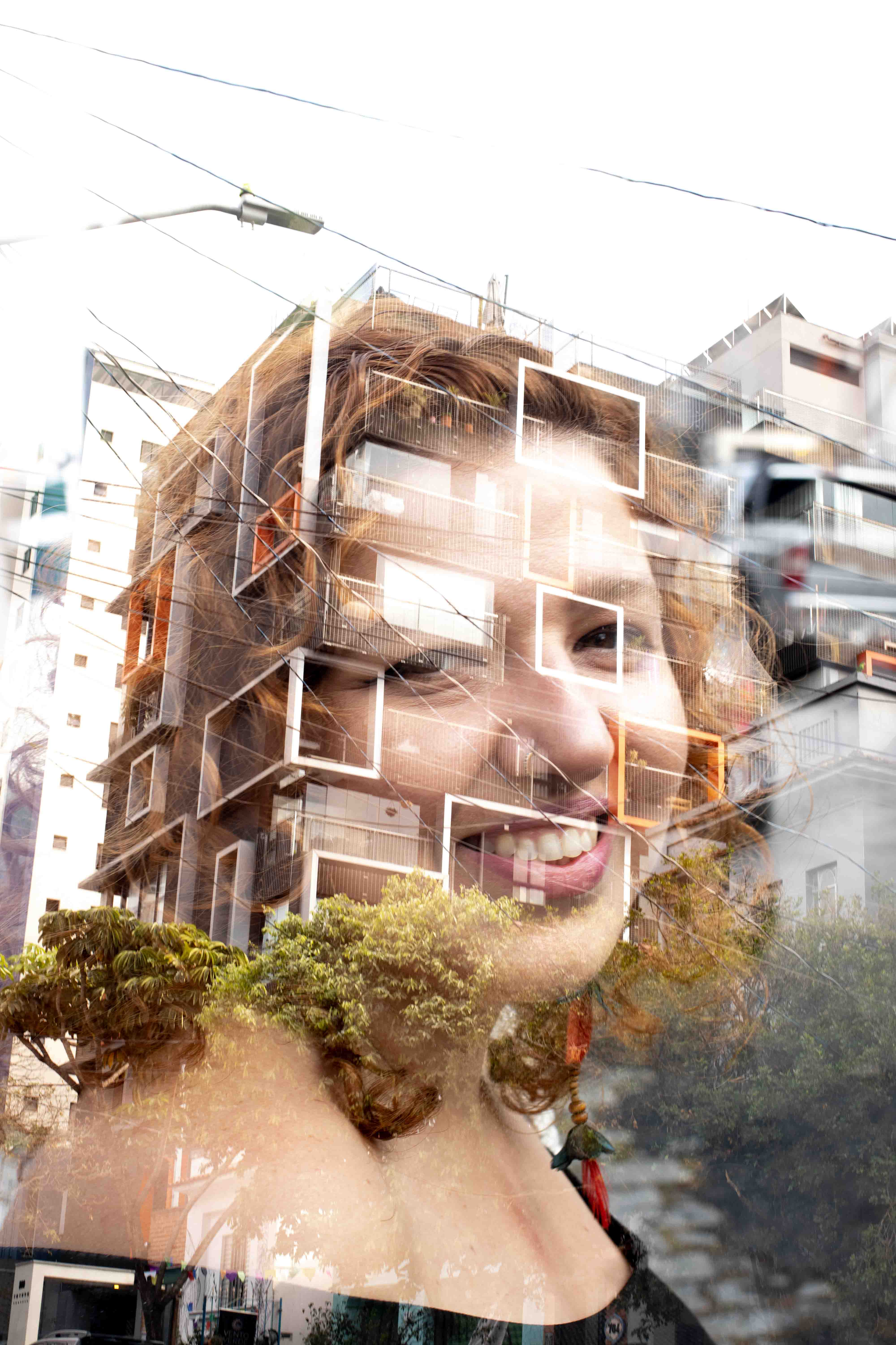 Retrato feito por exposição múltipla de uma mulher e um prédio