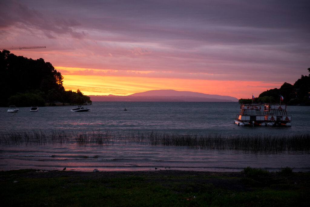 Vista direta do pôr do sol sobre a água em um lado em Pucón no Chile