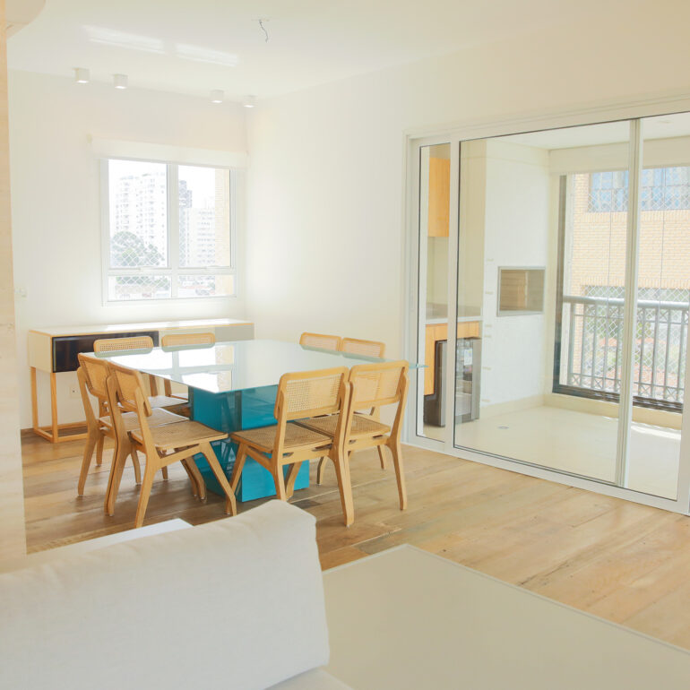 Uma sala de jantar no estilo industrial com uma mesa quadrada de cor verde