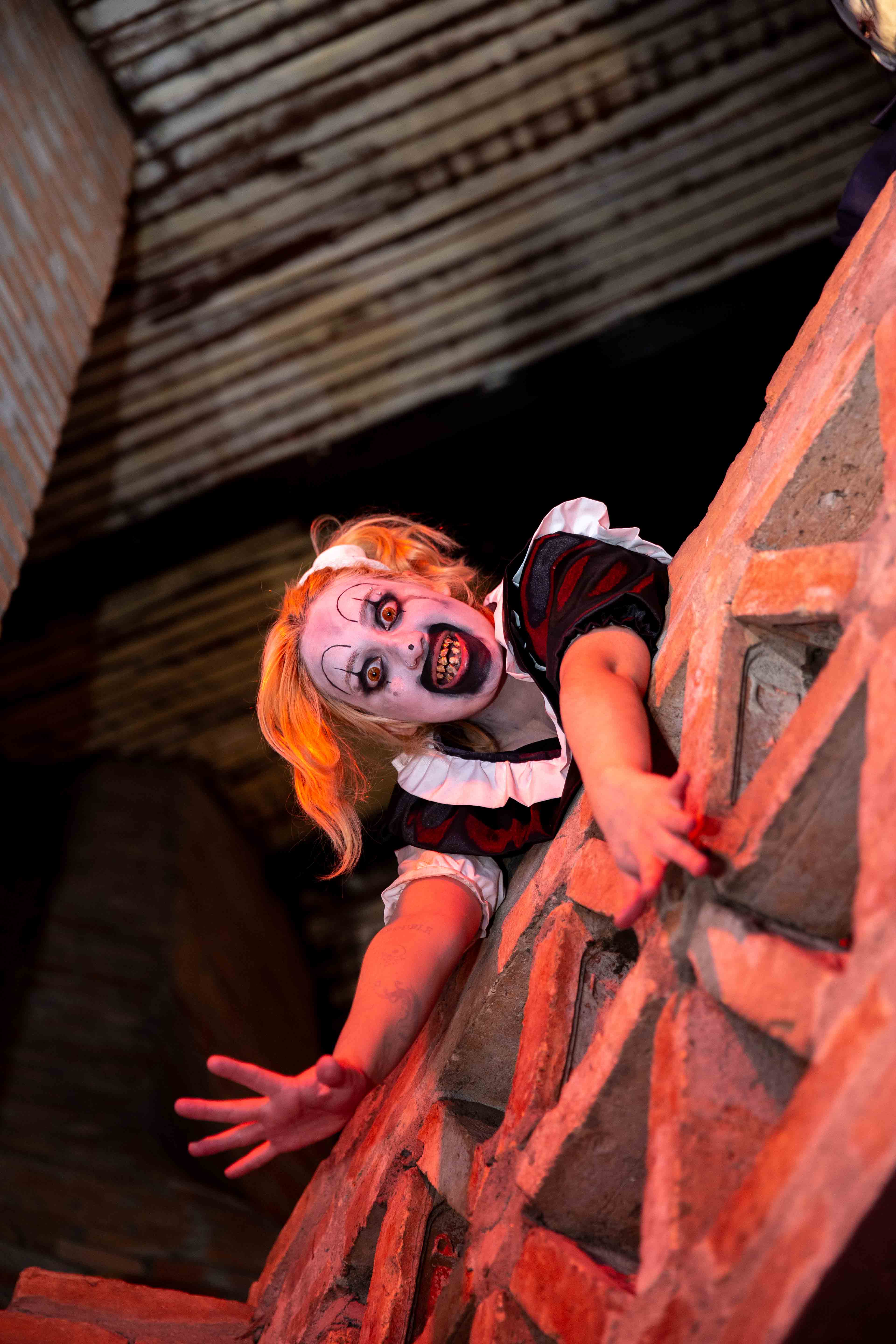 Retrato de uma cosplayer vestida de The Clown Girl