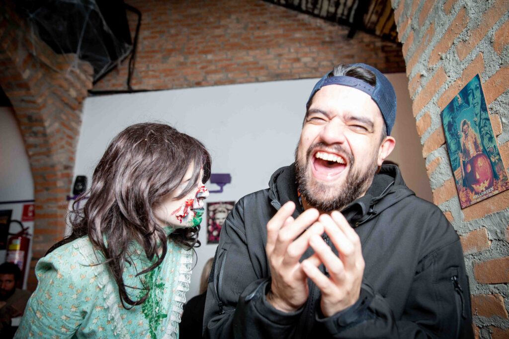 Homem rindo de nervosismo com uma cosplayer de Regan