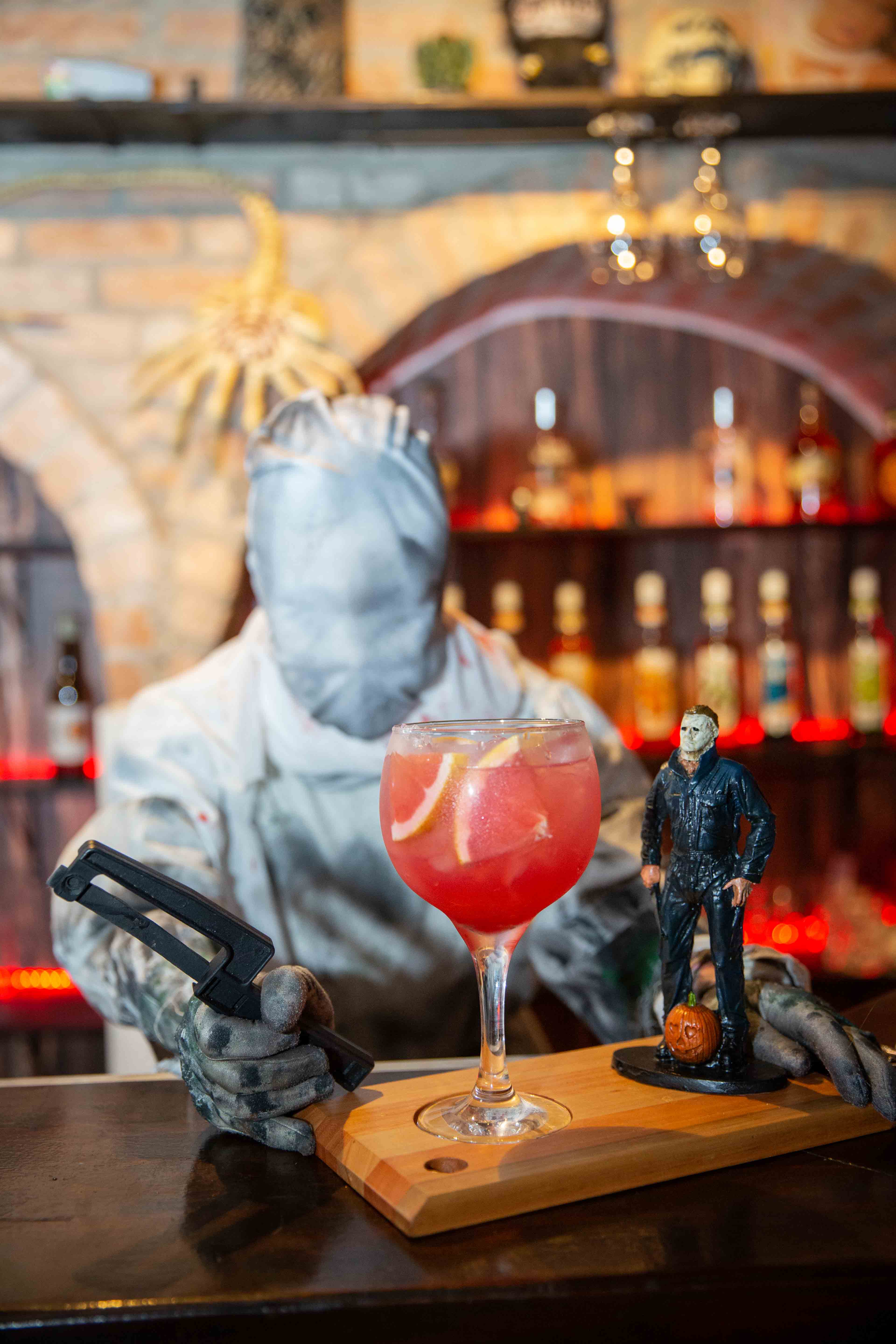 A Enfermeira (Dead By Daylight) segurando um drink