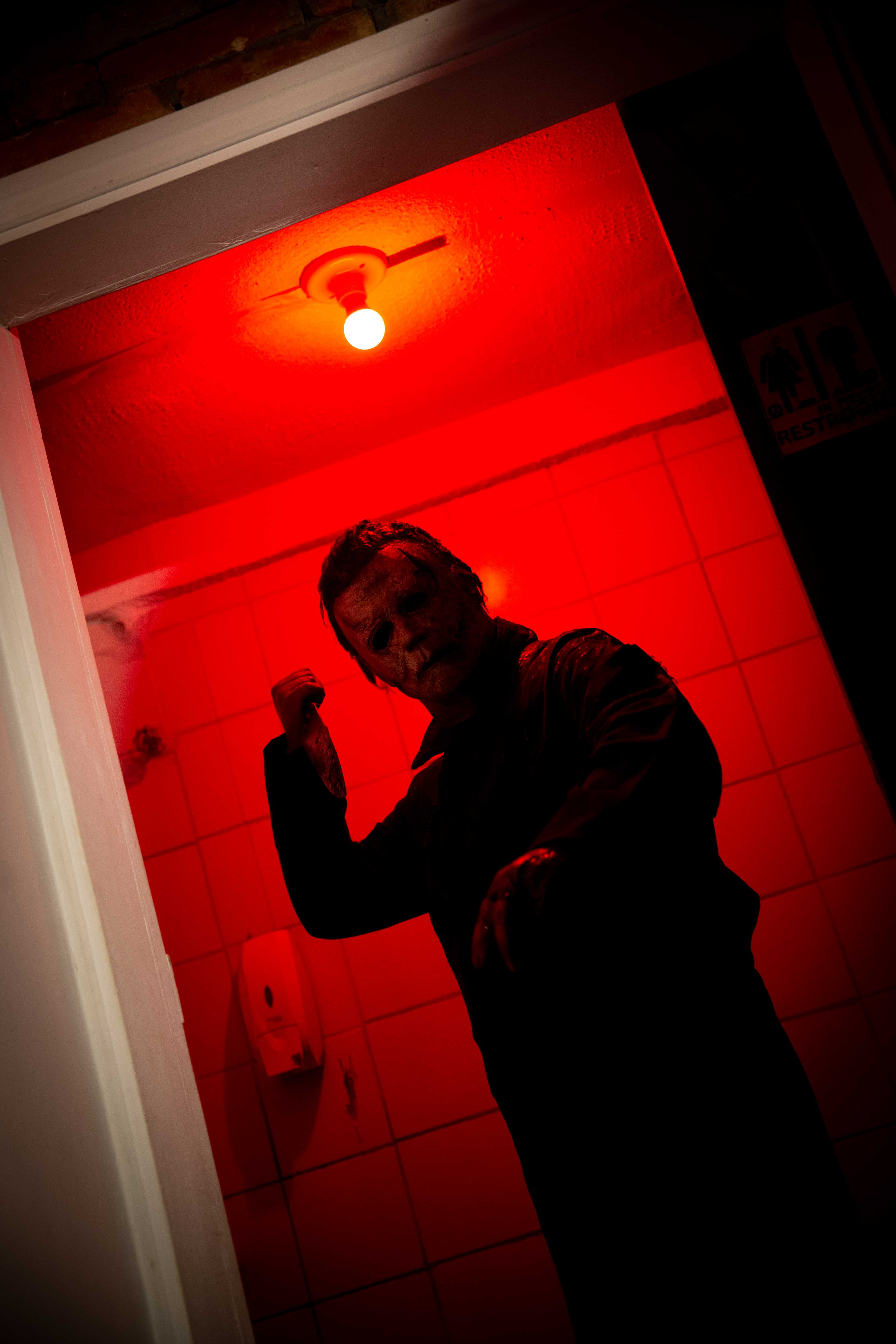 Michael Myers em uma porta vermelha