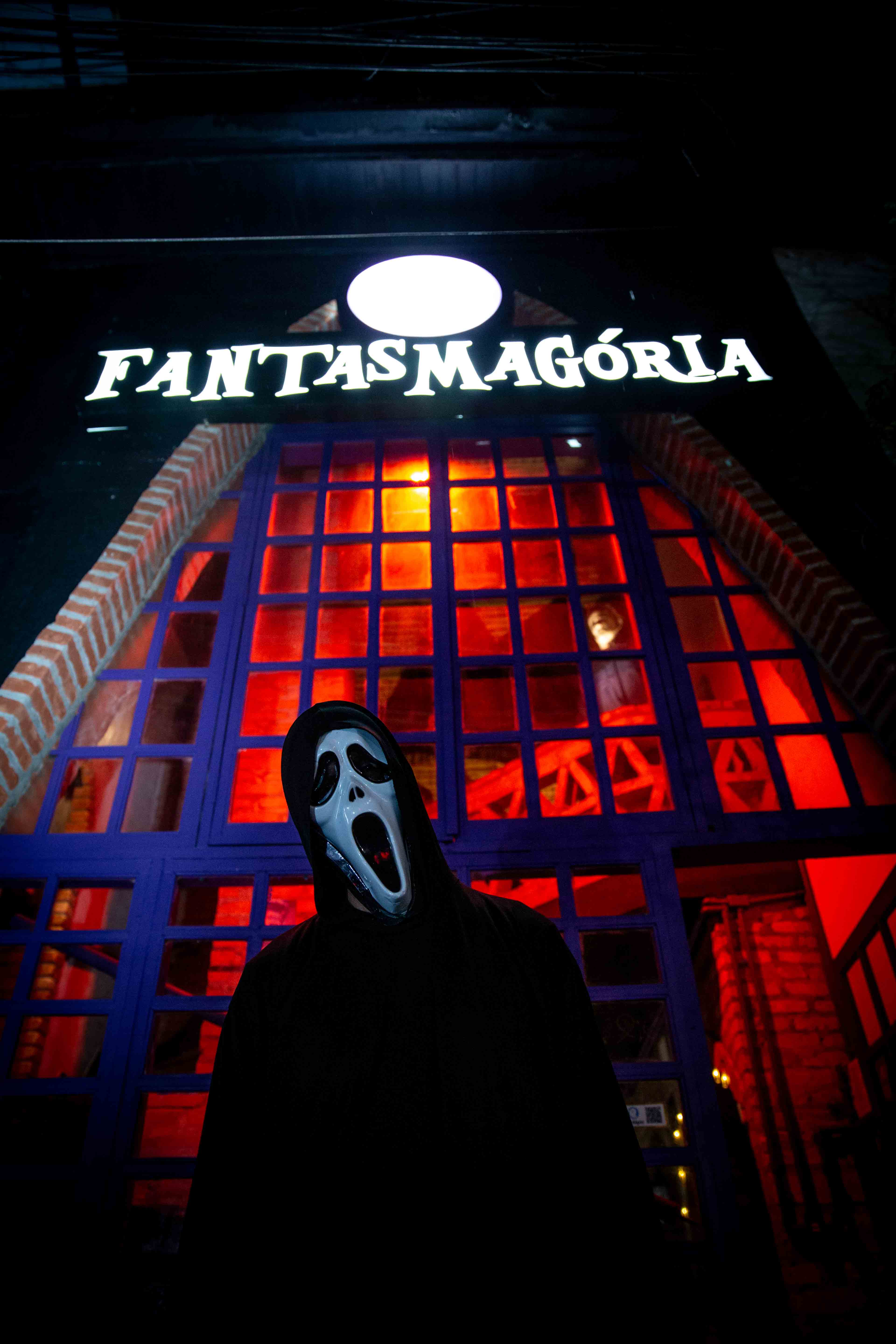 Ghostface na frente do Fantasmagória bar